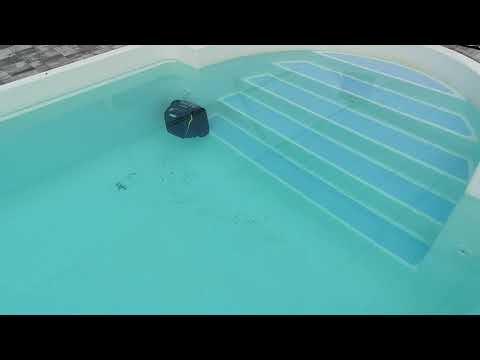 Akku Poolroboter Zodiac Freerider RF 5600 iQ reinigt Boden, Waende und Wasserlinie